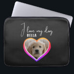 Funda Para Portátil Me encanta el nombre de mi Mascota de fotos del co<br><div class="desc">Me encanta la manga del portátil Dog Heart Photo Mascota Name. Una foto en forma de corazón y un texto en escritura a la moda. Añade tu foto y nombre.</div>