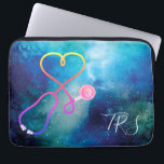 Funda Para Portátil Médica médico o enfermera Blue Universe<br><div class="desc">Fondo azul del cielo acentuado por un estetoscopio en forma de corazón. A las enfermeras,  médicas y profesionales de la industria médica les encantará esta funda de ordenador. Monograma con iniciales o título.</div>