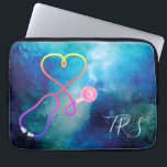 Funda Para Portátil Médica médico o enfermera Blue Universe<br><div class="desc">Fondo azul del cielo acentuado por un estetoscopio en forma de corazón. A las enfermeras,  médicas y profesionales de la industria médica les encantará esta funda de ordenador. Monograma con iniciales o título.</div>