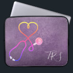 Funda Para Portátil Médica médico o enfermera Purpurina morado<br><div class="desc">Fondo falso purpurina morado acentuado por un estetoscopio en forma de corazón. A las enfermeras,  médicas y profesionales de la industria médica les encantará esta funda de ordenador. Monograma con iniciales o título.</div>