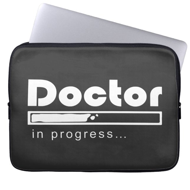 Funda Para Portátil Médico en Progreso Barra de Carga Divertida Estudi (Frente)