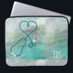 Funda Para Portátil Médico o enfermera de la acuarela elegante<br><div class="desc">El fondo precioso de la acuarela acentuado por un estetoscopio formó como un corazón. Las enfermeras,  los médicos y los profesionales de la industria médica amarán esta manga del ordenador. Monograma con iniciales o título.</div>