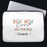 Funda Para Portátil Mejor Mamá Guión Retro Guión Groovy Día de la Madr<br><div class="desc">Un moderno diseño jovial y bonito de "La mejor mamá de la historia y para siempre" en un fondo blanco.</div>