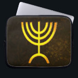 Funda Para Portátil Menorah Flame<br><div class="desc">Una representación digital de la menorah judía de siete ramas (hebreo: מְ נ וֹ רָ ‎). La menorah de siete ramas, utilizada en el santuario portátil establecido por Moisés en el desierto y más tarde en el Templo en Jerusalén, ha sido un símbolo del judaísmo desde la antigüedad y es...</div>