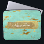 Funda Para Portátil Menta y mármol con el Relieve metalizado dorado y<br><div class="desc">Azul de la menta y de mármol verde azulados con el caso elegante del nombre del monograma del Relieve metalizado dorado y del purpurina. Este caso se puede modificar para requisitos particulares para incluir su nombre.</div>