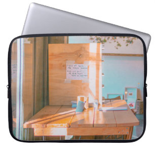 FUNDA PARA PORTÁTIL MESA DE MADERA MARRÓN CON IMPRESORA BLANCA