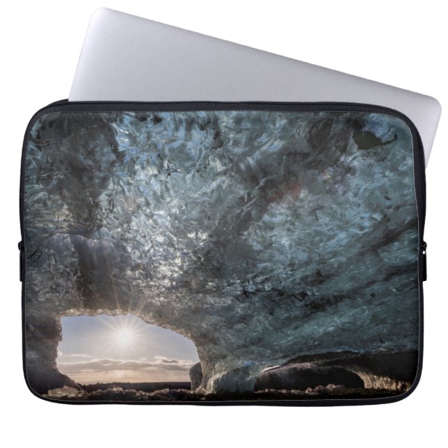 Funda Para Portátil Mirando una cueva de hielo, Islandia (Frente)
