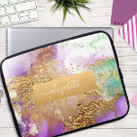 Funda Para Portátil Moda de cristal acuarela mármol oro morado agua ve<br><div class="desc">Una brillante y falsa banda de Relieve metalizado dorado con el nombre de la tipografía de su guión domina un rico fondo de color dorado, morado, azul acuático y blanco en este elegante, moderno y ondulado manga de neoprene con nombre propio. Hace una declaración divertida y elegante cada vez que...</div>