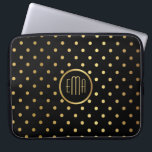Funda Para Portátil Moda Puntos de Polka Oro en Negro con Monograma<br><div class="desc">Una funda de computadora de moda para el consciente de la moda, este diseño presenta un patrón de puntos de polka dorado sobre un fondo negro contrastante con un marco redondo coincidente y su monograma personalizado. Simplemente edite el texto de ejemplo con sus iniciales. Los colores dorados utilizados en este...</div>