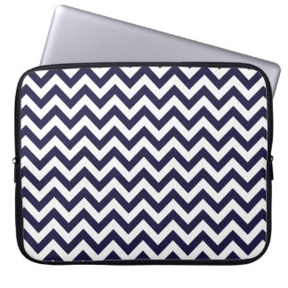 Funda Para Portátil Modelo blanco de Chevron de los azules marinos