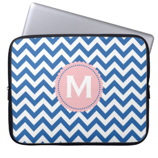 Funda Para Portátil Modelo blanco de Chevron del monograma del azul
