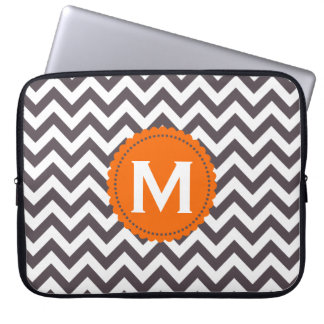 Funda Para Portátil Modelo blanco gris oscuro de Chevron del monograma