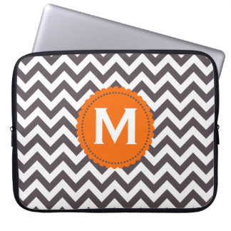 Funda Para Portátil Modelo blanco gris oscuro de Chevron del monograma