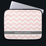 Funda Para Portátil Modelo rosa claro de los galones del zigzag<br><div class="desc">Personalice esta manga elegante del ordenador portátil con su nombre,  iniciales,  monograma o texto de su opción.</div>