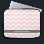 Funda Para Portátil Modelo rosa claro de los galones del zigzag<br><div class="desc">Personalice esta manga elegante del ordenador portátil con su nombre,  iniciales,  monograma o texto de su opción.</div>