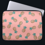 Funda Para Portátil modelo tropical de la piña del oro del verano<br><div class="desc">El verano y el diseño de moda que representan el falso modelo de la piña del oro y de la turquesa en un melocotón pican el fondo.</div>