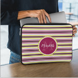 Funda Para Portátil Modernas rayas amarillas rosadas moradas Monograma<br><div class="desc">Esta moderna funda para portátil de chicas presenta un colorido patrón rayado en blanco,  amarillo,  rosa y morado con un nombre personalizado y monograma en colores que coinciden.</div>