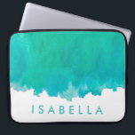Funda Para Portátil Moderno color de agua verde azul Verde azulado Nom<br><div class="desc">Proteja su portátil con estilo con esta manga moderna de moda. El diseño presenta un fondo de color azul verde verde azulado y su nombre u otro texto personalizado en una simple fuente de tipografía turquesa. Esta elegante y moderna funda le hace un regalo elegante.</div>