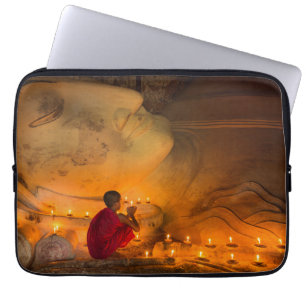 Funda Para Portátil Monje rezando junto a un Buda