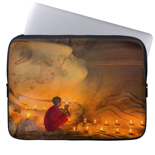 Funda Para Portátil Monje rezando junto a un Buda (Frente)