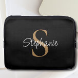 Funda Para Portátil  Monogram Elegant Script Name Black Gold<br><div class="desc">This personalized laptop sleeve features elegant script typography and a gold monogram. It is easily customizable.</div>