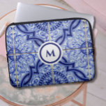 Funda Para Portátil Monograma azul   blanco de mosaico mediterráneo<br><div class="desc">Añada estilo a su rutina diaria con esta hermosa funda monográfica azul y blanca, con un tradicional patrón de cerámica mediterránea. En el espíritu de las mejores baldosas portuguesas, españolas y marroquíes, el motivo es una agradable gama de líneas geométricas y remolinos. Personalice con un toque inicial para un toque...</div>