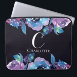 Funda Para Portátil Monograma azul oscuro con flores moradas y azules<br><div class="desc">Monograma Azul oscuro con flores moradas y azules Neoprene Portátil Sleeve Elegante y personalizado! Personalizar con su propia inicial y nombre para un diseño verdaderamente único.</div>
