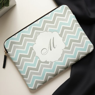 Funda Para Portátil Monograma azul y gris de Chevron del zigzag