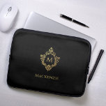 Funda Para Portátil Monograma Black Faux Gold Elegante Escudo Vintage<br><div class="desc">Se recomienda para un hombre un diseño elegante de color marino y dorado con el monograma inicial en un escudo vintage. El escudo es un Relieve metalizado de oro falso, el fondo es azul marino. Bajo el escudo, en pequeñas gorras, está el nombre en gorras doradas. El escudo floral vintage...</div>