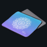 Funda Para Portátil Monograma blanco de Mandala púrpura y azul oscuro<br><div class="desc">Elegante manala vintage floral vintage sobre fondo morado y blanco. Monograma de nombre opcional.</div>
