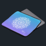 Funda Para Portátil Monograma blanco de Mandala púrpura y azul oscuro<br><div class="desc">Elegante manala vintage floral vintage sobre fondo morado y blanco. Monograma de nombre opcional.</div>