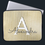 Funda Para Portátil Monograma blanco y rayado de Relieve metalizado do<br><div class="desc">Monograma blanco y con rayas de Relieve metalizado dorado y Funda inicial. Este funda se puede personalizar para incluir su nombre inicial y su nombre de pila.</div>