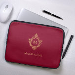 Funda Para Portátil Monograma Burgundy Elegante Escudo de Faux Gold<br><div class="desc">Un elegante diseño burdeos y dorado con el monograma inicial en un escudo vintage, recomendado para una mujer. El escudo es un falso Relieve metalizado de oro, el fondo es borgoña. Bajo el escudo, en pequeñas gorras, está el nombre en gorras doradas. El escudo floral vintage de una antigua portada...</div>