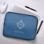 Funda Para Portátil Monograma Clásico Azul Vintage Elegante Nombre Esc<br><div class="desc">Un diseño clásico azul y plateado con el monograma inicial en un escudo vintage, recomendado para un hombre. El escudo es un Relieve metalizado falso plateado, el fondo es azul clásico. Bajo el escudo está el nombre en mayúsculas grises. El escudo floral vintage de una antigua portada de libros encuadernada,...</div>