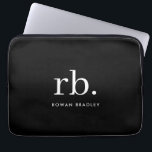 Funda Para Portátil Monograma Clásico Elegante Mínimo Negro y Blanco<br><div class="desc">Un diseño de monograma minimalista con grandes iniciales tipográficas en un tipo de letra clásico con su nombre debajo sobre un simple fondo negro. ¡El regalo o accesorio perfectamente personalizado!</div>