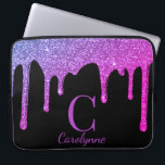 Funda Para Portátil Monograma con Purpurinas de espuma rosada de color<br><div class="desc">El Purpurina rosado morado Ombre Sparkle gotea manga monograma con nuestro moderno purpurina de imitación gotea en un arcoiris oscuro de rosa caliente y morado sobre un fondo negro de moda. ¡Fácil de personalizar y perfecto para la escuela o el trabajo! Estás goteando en lujo, así que tu estética debería...</div>