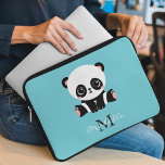 Funda Para Portátil Monograma Cute Panda Goma de burbuja personalizada<br><div class="desc">Un oso panda lindo sentado en el suelo sobre un fondo azul chicle de burbuja. Personalice con su monograma y nombre o elimine texto en cuadros de texto sin nombre.</div>