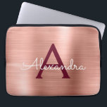 Funda Para Portátil Monograma de acero inoxidable de color rosa rosa d<br><div class="desc">Rubor Rosa y Rosa Oro - Burgundy Gold Faux Stainless Steel Metallic Relieve metalizado Elegante Monograma Sleeve. Esta manga se puede personalizar para incluir su nombre inicial y su nombre de pila.</div>