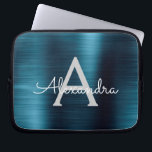 Funda Para Portátil Monograma de acero inoxidable de Moda moderna metá<br><div class="desc">Relieve metalizado metálico de acero inoxidable azul y gris  Monograma moderno y elegante. Esta funda monogramada personalizada de portátil puede ser personalizada para incluir su nombre inicial y de pila y es un Navidad perfecto o regalo de cumpleaños.</div>