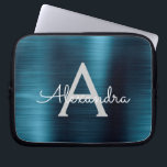 Funda Para Portátil Monograma de acero inoxidable de Moda moderna metá<br><div class="desc">Relieve metalizado metálico de acero inoxidable azul y gris  Monograma moderno y elegante. Esta funda monogramada personalizada de portátil puede ser personalizada para incluir su nombre inicial y de pila y es un Navidad perfecto o regalo de cumpleaños.</div>