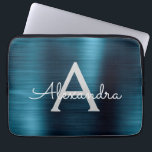 Funda Para Portátil Monograma de acero inoxidable de Moda moderna metá<br><div class="desc">Relieve metalizado metálico de acero inoxidable azul y gris  Monograma moderno y elegante. Esta funda monogramada personalizada de portátil puede ser personalizada para incluir su nombre inicial y de pila y es un Navidad perfecto o regalo de cumpleaños.</div>
