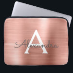 Funda Para Portátil Monograma de acero inoxidable de oro rosa rosa<br><div class="desc">Oro Rosa - Relieve metalizado metálico de acero inoxidable Rubor Pink Faux Modern y Elegante Monograma. Esta funda monogramada personalizada de portátil puede personalizarse para incluir su nombre inicial y de pila y hacer un Navidad perfecto o un regalo de cumpleaños.</div>