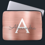 Funda Para Portátil Monograma de acero inoxidable de oro rosa rosa<br><div class="desc">Oro Rosa - Relieve metalizado metálico de acero inoxidable Rubor Pink Faux Modern y Elegante Monograma. Esta funda monogramada personalizada de portátil puede personalizarse para incluir su nombre inicial y de pila y hacer un Navidad perfecto o un regalo de cumpleaños.</div>