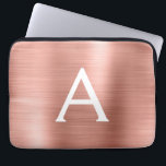 Funda Para Portátil Monograma de acero inoxidable de oro rosa rosa<br><div class="desc">Oro Rosa - Relieve metalizado metálico de acero inoxidable Rubor Pink Faux Modern y Elegante Monograma. Esta funda monogramada personalizada de portátil puede ser personalizada para incluir su nombre inicial y de pila y es un Navidad perfecto o regalo de cumpleaños.</div>