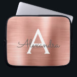 Funda Para Portátil Monograma de acero inoxidable de oro rosa rosa<br><div class="desc">Funda Monograma elegante de acero inoxidable Rosa Gold Faux Rosa. Esta manga se puede personalizar para incluir su nombre inicial y su nombre de pila.</div>
