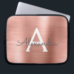 Funda Para Portátil Monograma de acero inoxidable de oro rosa rosa<br><div class="desc">Funda Monograma elegante de acero inoxidable Rosa Gold Faux Rosa. Esta manga se puede personalizar para incluir su nombre inicial y su nombre de pila.</div>