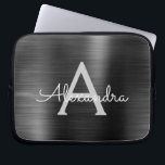Funda Para Portátil Monograma de acero inoxidable metálico moderno neg<br><div class="desc">Relieve metalizado metálico de acero inoxidable negro y gris  Monograma moderno y elegante. Esta funda monogramada personalizada de portátil puede ser personalizada para incluir su nombre inicial y de pila y es un Navidad perfecto o regalo de cumpleaños.</div>