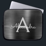 Funda Para Portátil Monograma de acero inoxidable metálico moderno neg<br><div class="desc">Relieve metalizado metálico de acero inoxidable negro y gris  Monograma moderno y elegante. Esta funda monogramada personalizada de portátil puede ser personalizada para incluir su nombre inicial y de pila y es un Navidad perfecto o regalo de cumpleaños.</div>