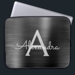 Funda Para Portátil Monograma de acero inoxidable metálico moderno neg<br><div class="desc">Relieve metalizado metálico de acero inoxidable negro y gris  Monograma moderno y elegante. Esta funda monogramada personalizada de portátil puede ser personalizada para incluir su nombre inicial y de pila y es un Navidad perfecto o regalo de cumpleaños.</div>
