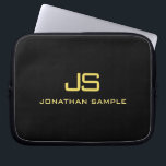 Funda Para Portátil Monograma de búsqueda dorada de texto negro inicia<br><div class="desc">Personalizado Monograma inicial Black Faux Gold Textura Plantilla moderna para portátil de 10 pulgadas.</div>